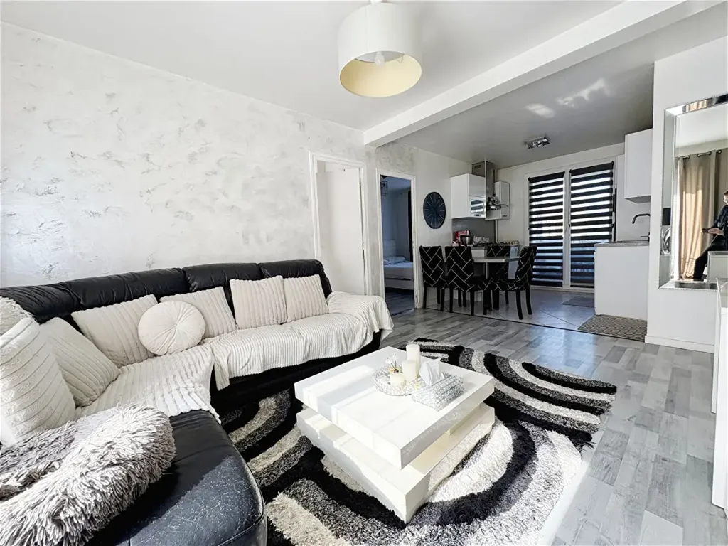 Séjour - Appartement Traversant avec Balcon Sud à Domène