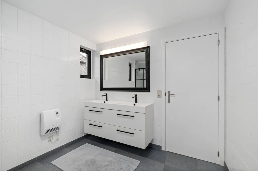 Salles de bain - Villa Spacieuse avec Grand Jardin à Diegem