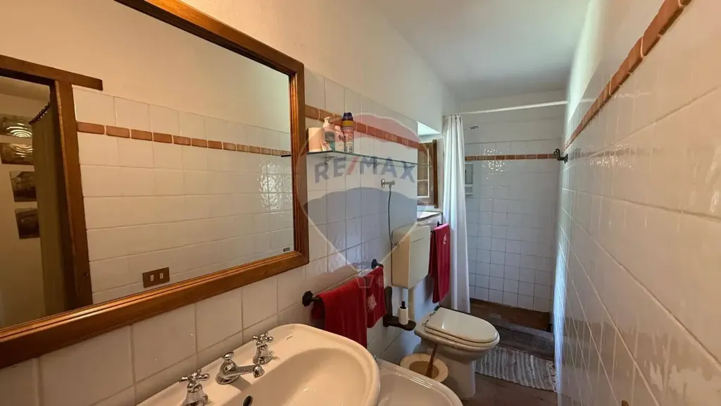 Salles de bain - Rustic Stone Cottage with Panoramic Views in Bagni di Lucca