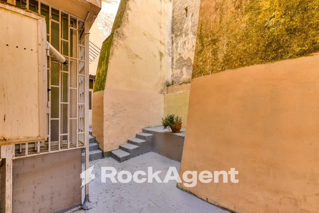 Aed - Apartment with Terrace in Central Chiaia