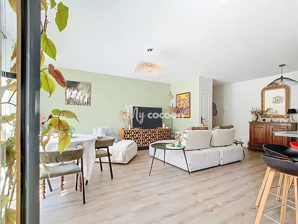 Living Room - Apartment with Balcony and Pool in Lyon 5