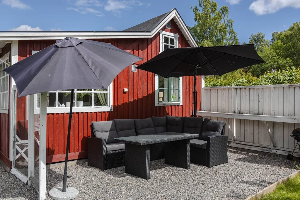 Terrass - Cottage with Garden on Corner Plot in Allmänning