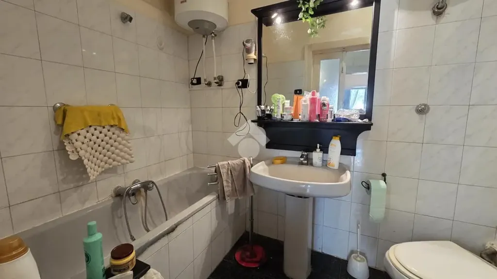 Salles de bain - Three-Bedroom Apartment with Terrace in Naples
