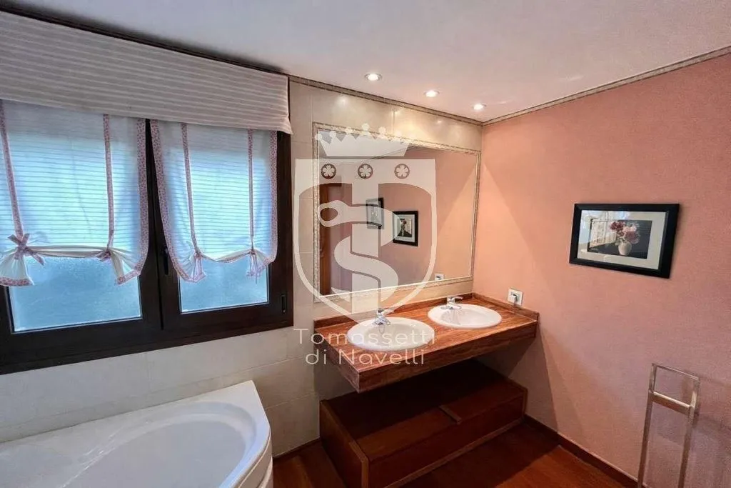 Vannitoad - Detached House with Multiple Units in Torrelodones