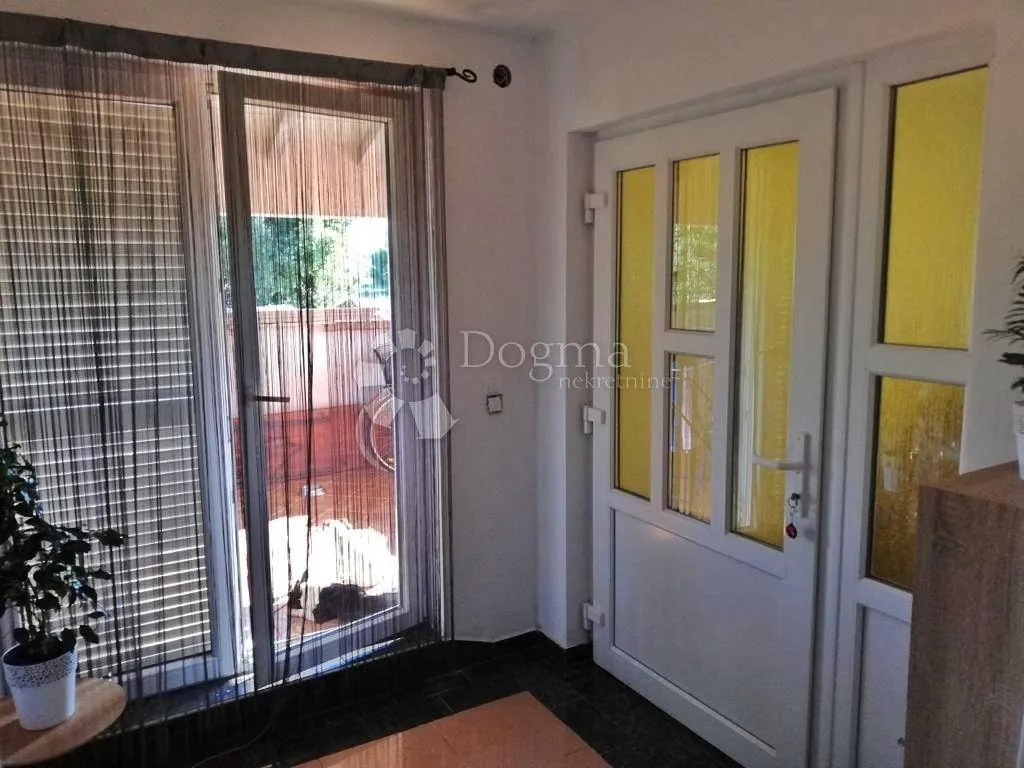 Esik - Apartment House with Pool in Ližnjan