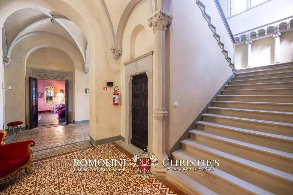 Entrée - Neo-Gothic Castle with Park in Reggello, Tuscany