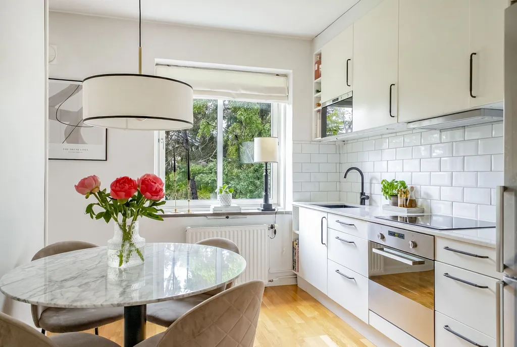 Köök - Charming Apartment with West-Facing Balcony in Västerås