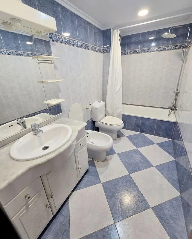 Vannitoad - 3-Bedroom Flat with Garage in El Llano, Gijón