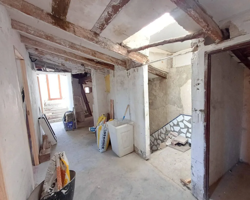 Pièces - Country Property with Hostel Potential in Oliva