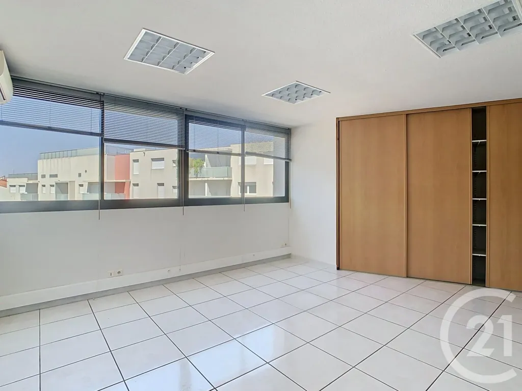 Bureau - Local Professionnel avec Parking à Perpignan