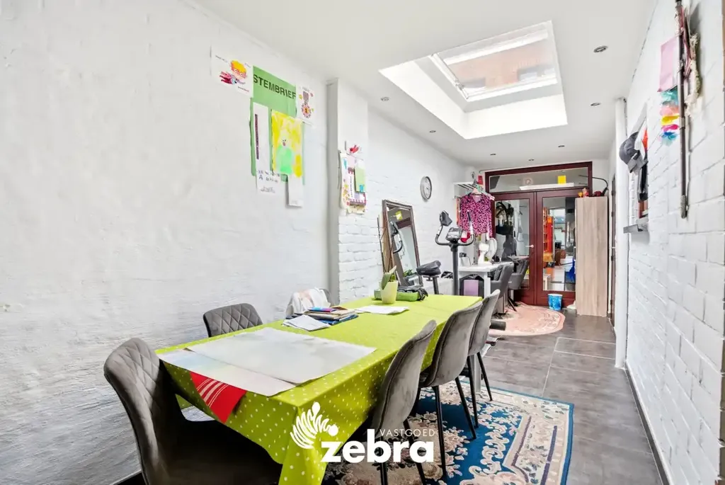 Söögituba - Mixed-Use Property with Garage in Sint-Kruis