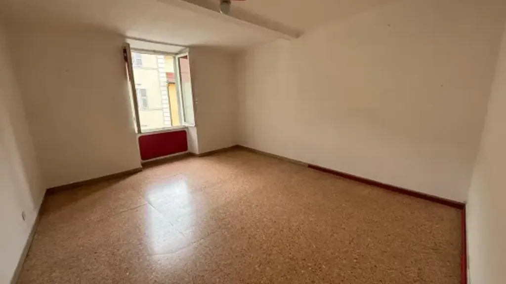Pièces - Traditional Apartment with Balcony in Massa Centre