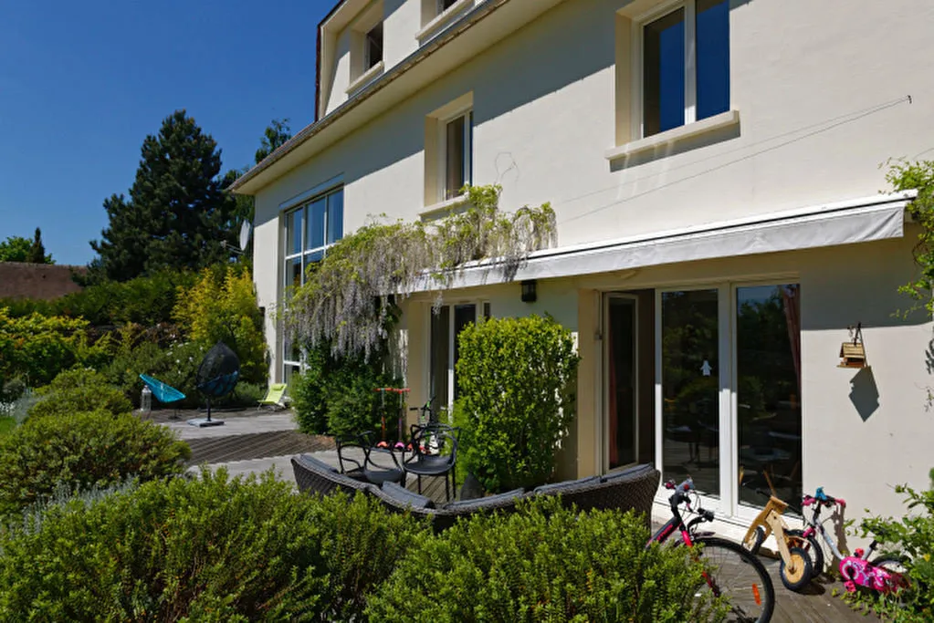 Terrasse - Villa de 10 Pièces avec Jardin à Chambourcy