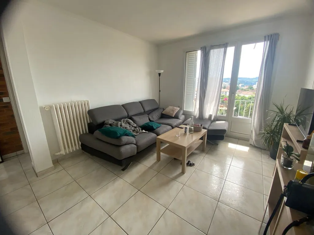 Student-Friendly Flat with Balcony in Montrapon