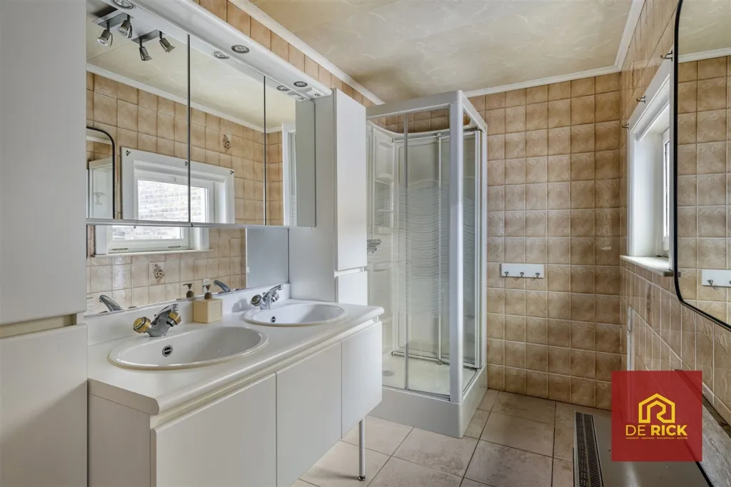 Salles de bain - Maison avec Terrasse et Garage à Aalst