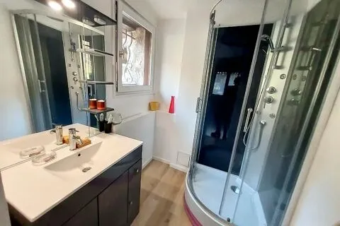 Salles de bain - Maison de Plain-Pied avec Piscine et Terrain d'1 Hectare
