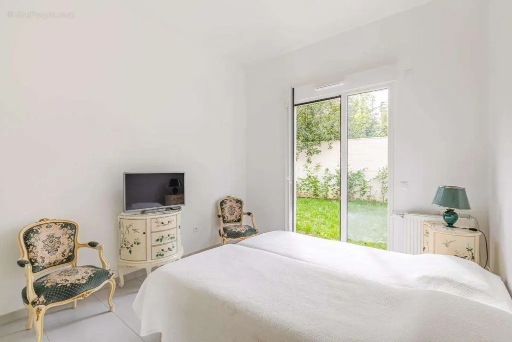 Bedrooms - Modern Apartment with Garden in Orly