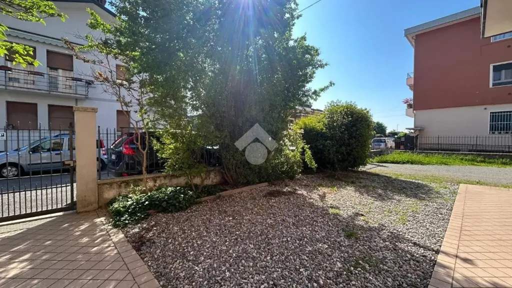 Välivaade - 3-Room Apartment with Balcony in Brescia