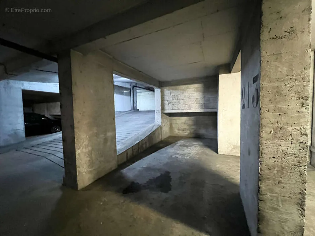 Garaaž - Parking Space in Paris 18ème