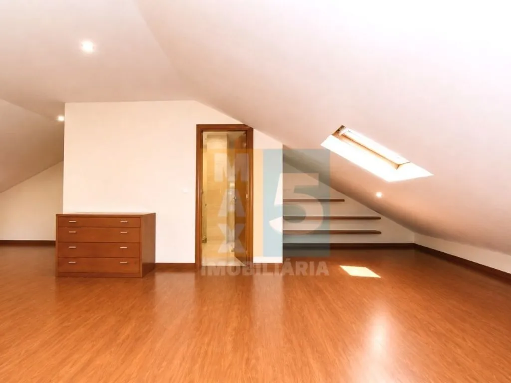 Toad - Luxury Duplex Flat with Garage in Odivelas