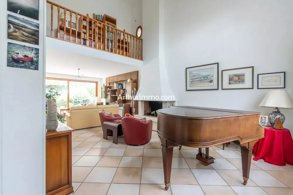 Living Room - 8-Piece House with Pool Potential near Santeny
