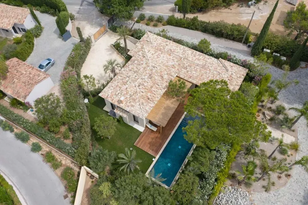 Vue aérienne - Villa Luxueuse avec Piscine à Saint-Tropez