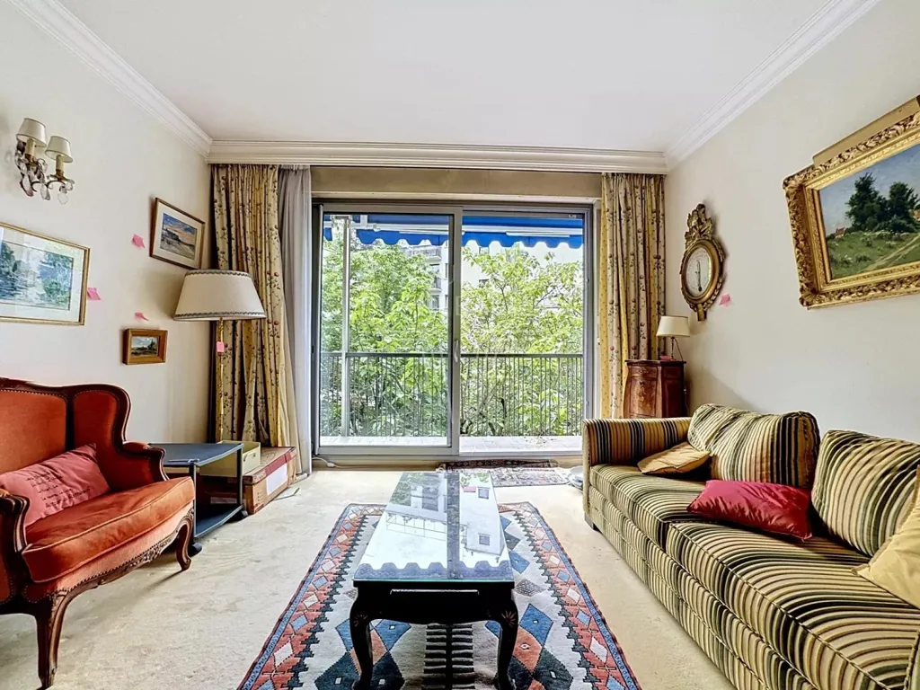 Séjour - Appartement de 3 Pièces à Rénover avec Balcon à Paris 16ᵉ