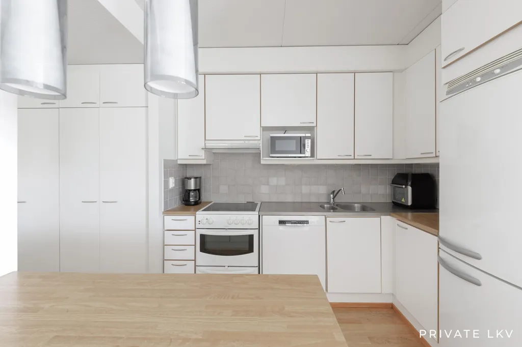 Cuisine - 3-Bedroom Apartment with Balcony in Espoo Tuomarila