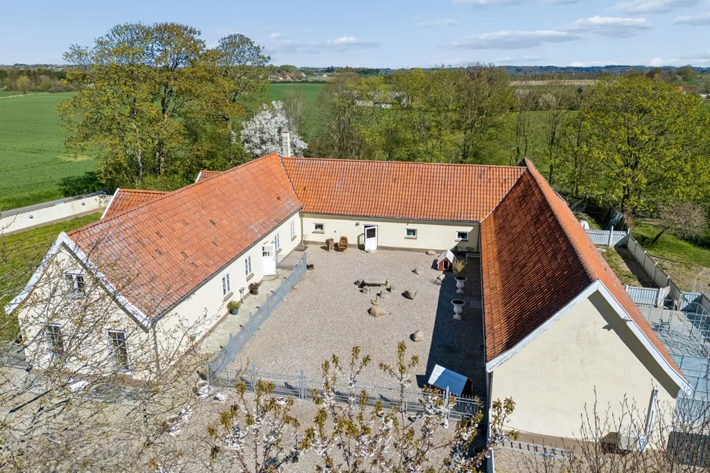 Õhuvaade - Mixed-Use Property with Kennel in Ruds Vedby