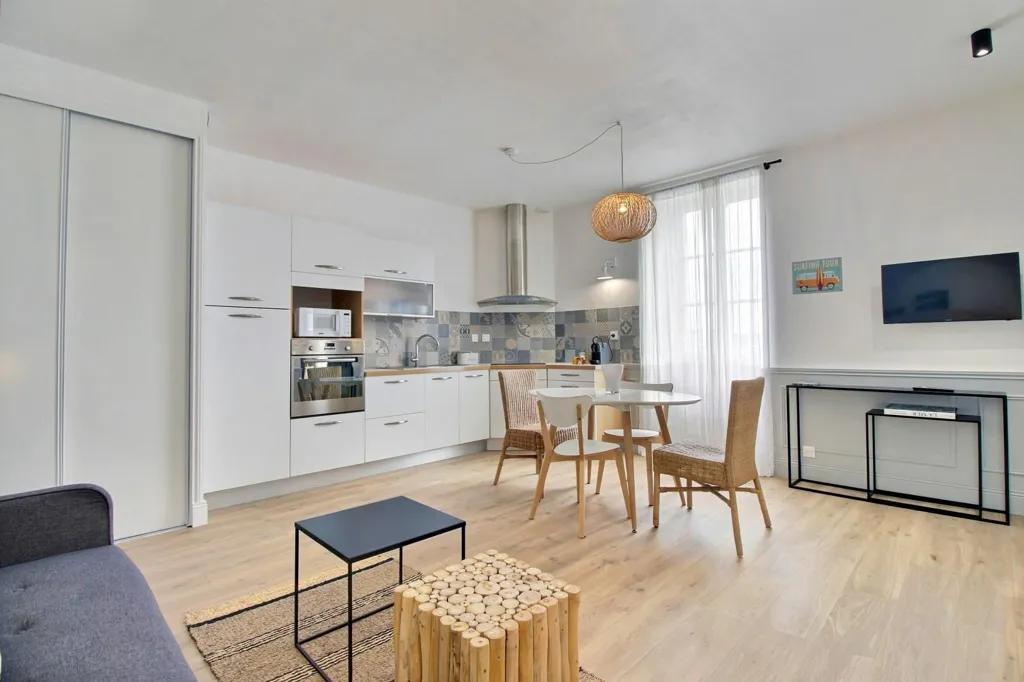Elutuba - Charming 3-Bed Flat with Water View in ETEL