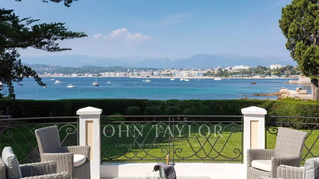 Terrace - 1930s Residence with Sea View in Cap d’Antibes