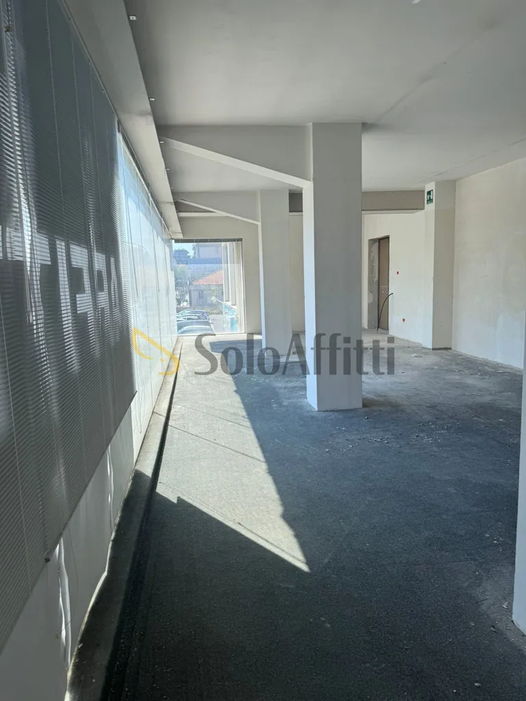 Garaaž - Office with High Visibility in Pescara