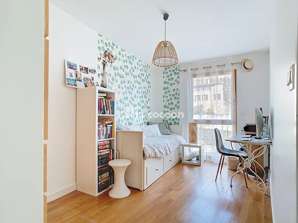 Bedrooms - Apartment with Balcony and Pool in Lyon 5