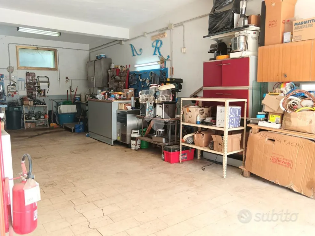 Garaaž - Warehouse with Double Garage Doors in Villa Rosina