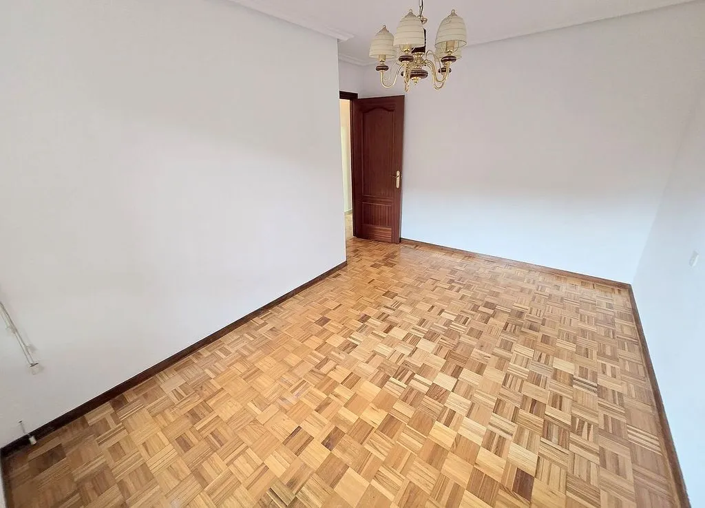 Toad - 3-Bedroom Flat with Garage in El Llano, Gijón