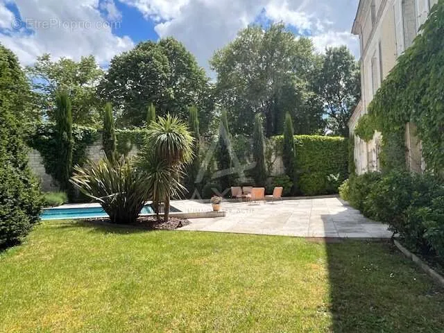 Piscine - Maison 7 pièces à Rouillac