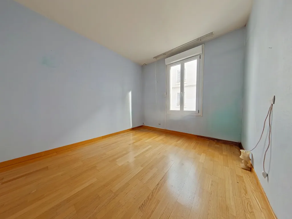 Toad - Town House with Development Potential in Prébendes