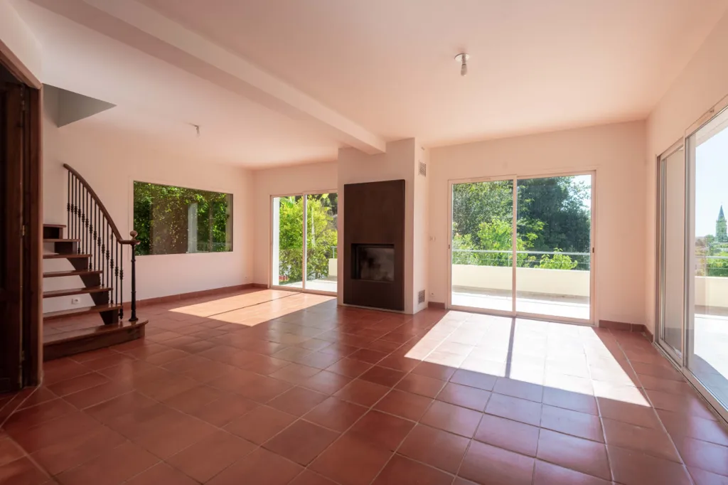 Elutuba - 5-Piece Villa with Garden Space in Quinsac