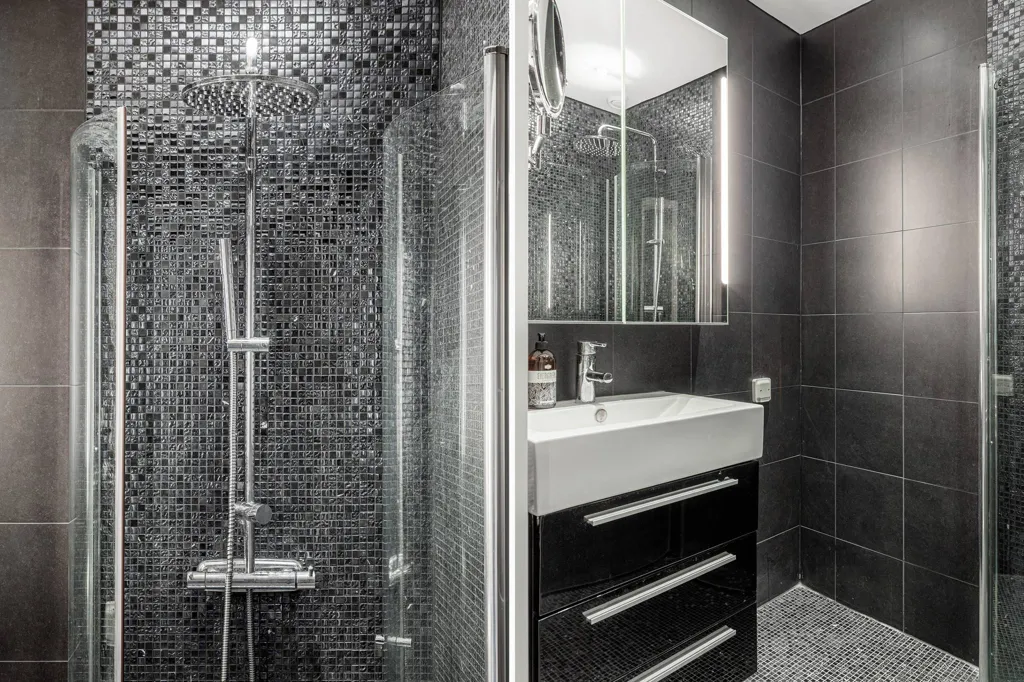 Salles de bain - Spacious Three-Room Apartment with West-Facing Balcony in Nyköping