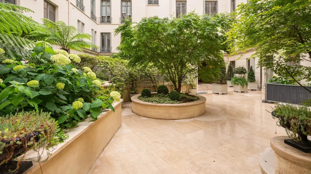 Jardin - Appartement de 5 Pièces avec Cour Arborée à Paris 75017