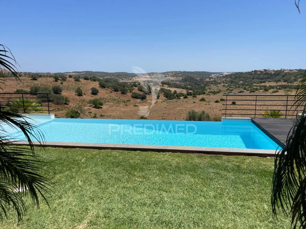 Piscine - Luxury Villa with Infinity Pool in Belmonte