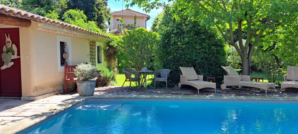 Piscina - Charming House with River View in Le Thor