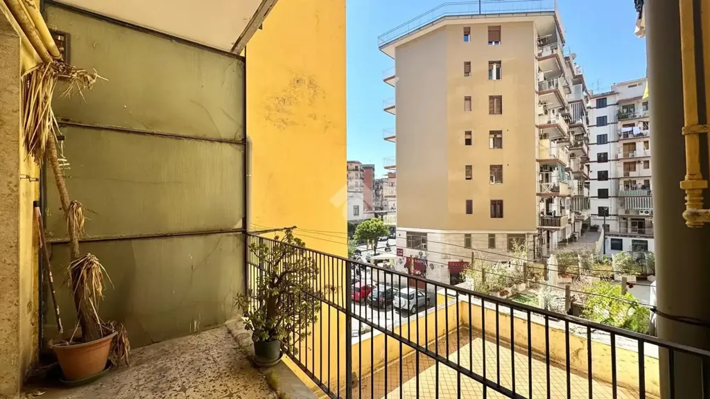 Balcone - Apartment with Balcony in Naples