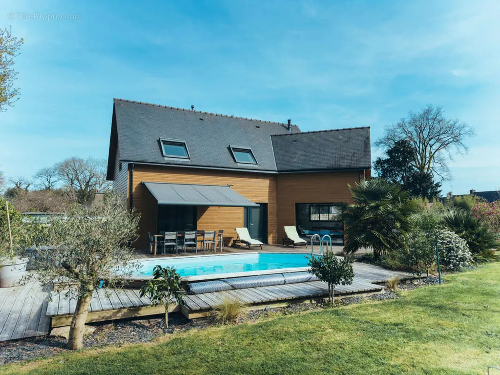 Bassein - Contemporary House with Pool in Baud