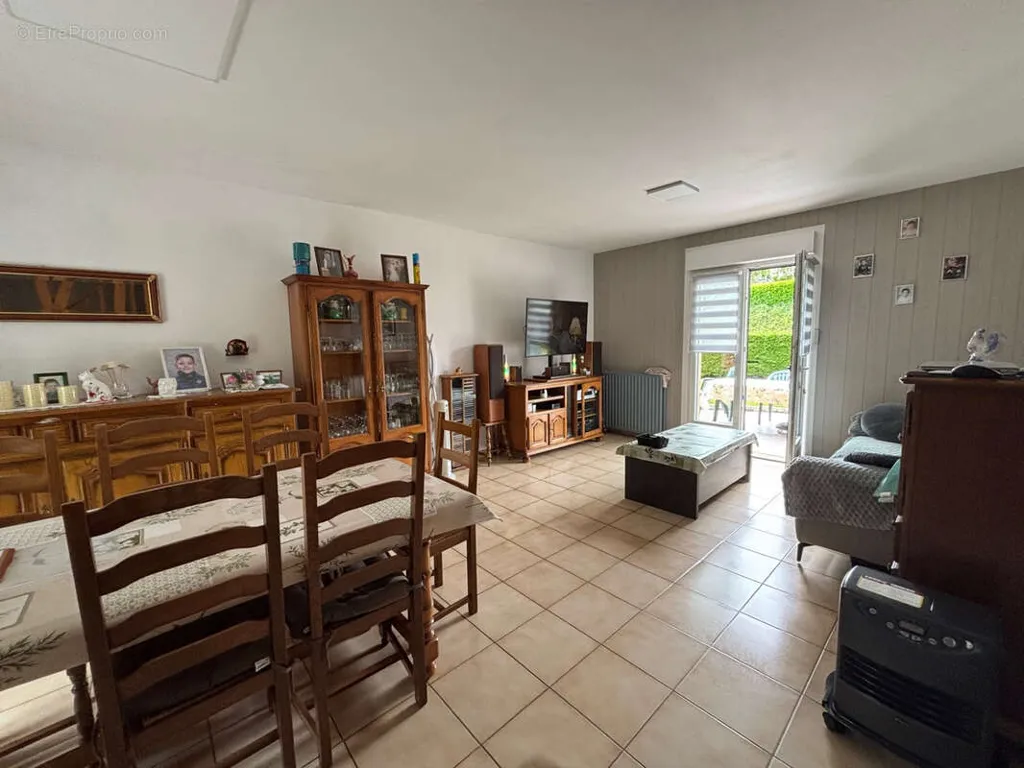 Salle à manger - Pavillon avec Jardin et Balcon dans un Quartier Calme