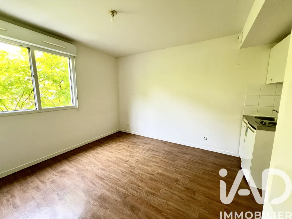 Kitchen - Studio with South Facing Balcony in Villeneuve-la-Garenne