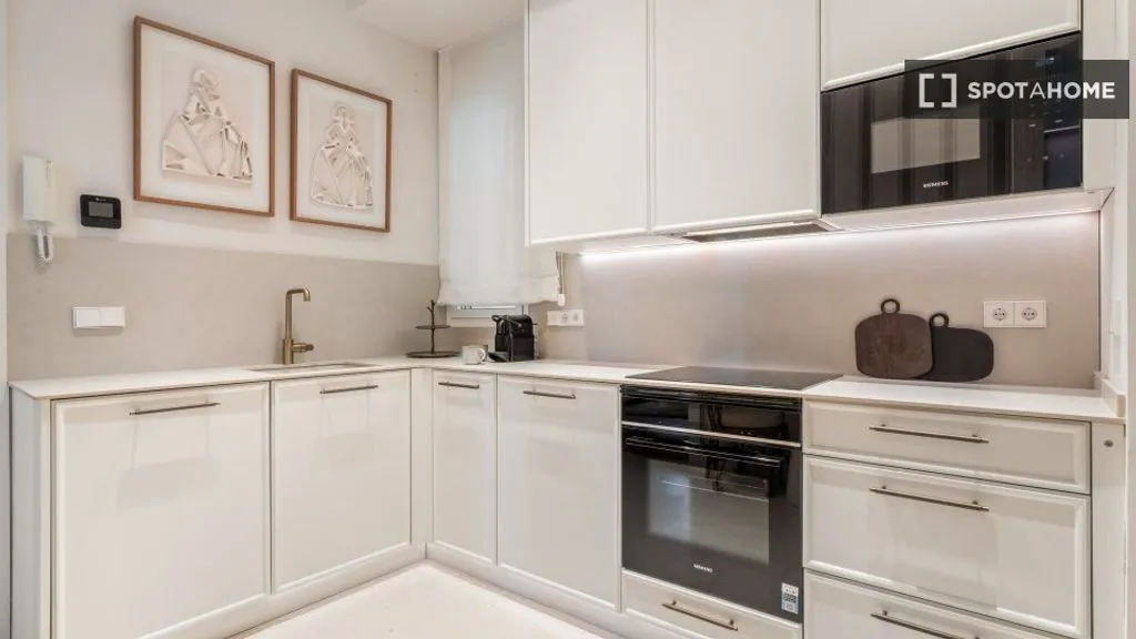 Cucina - Luxury Apartment with Balcony in Sol, Madrid