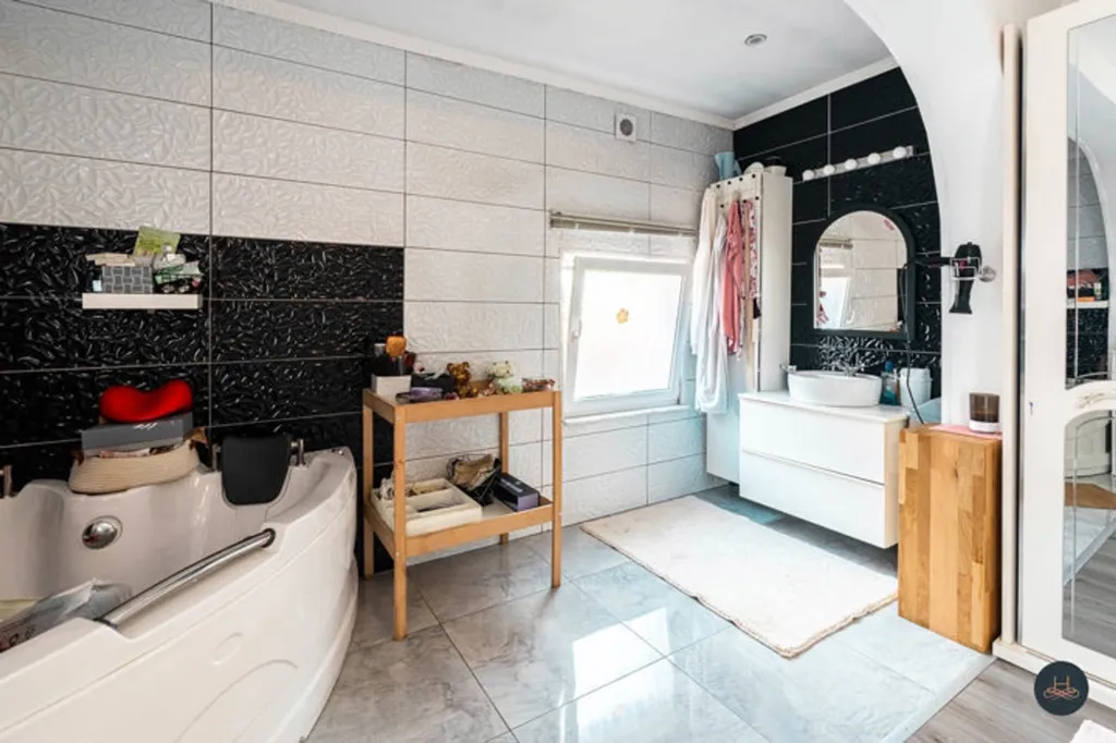 Bathrooms - Family House with Garden in Lier