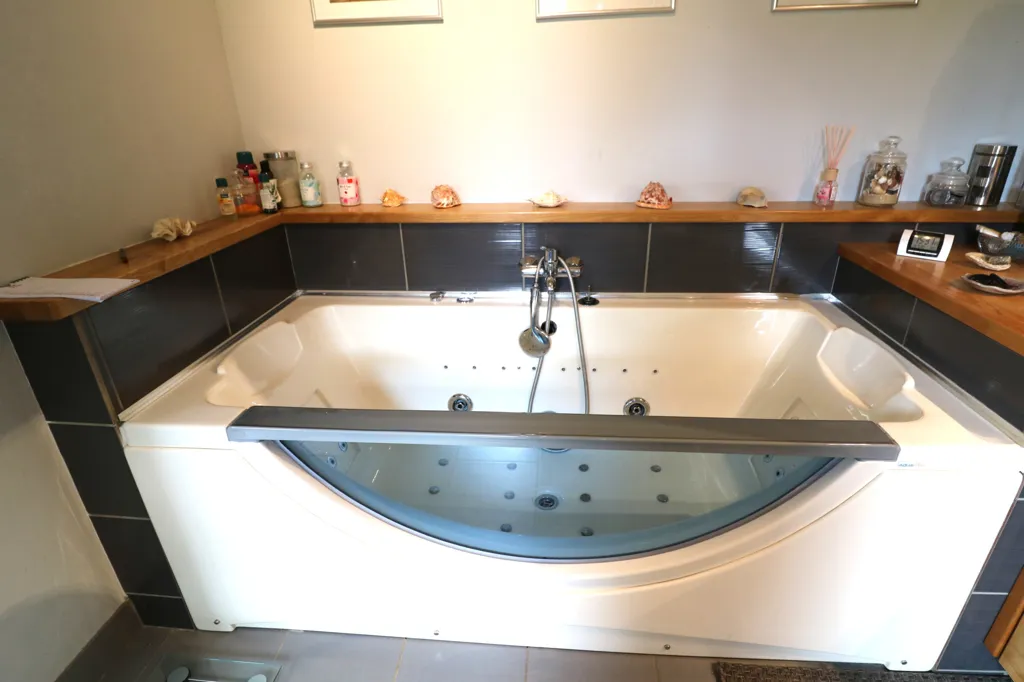Salles de bain - Maison Contemporaine avec Piscine en Campagne