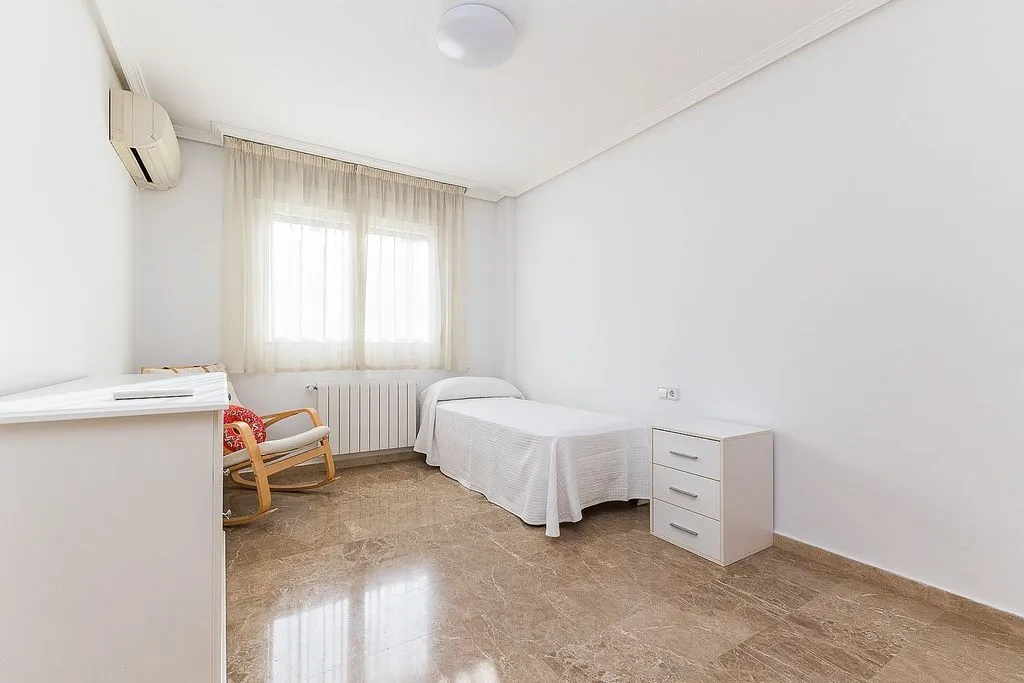 Chambres - Terraced Semi-Detached House in Picanya